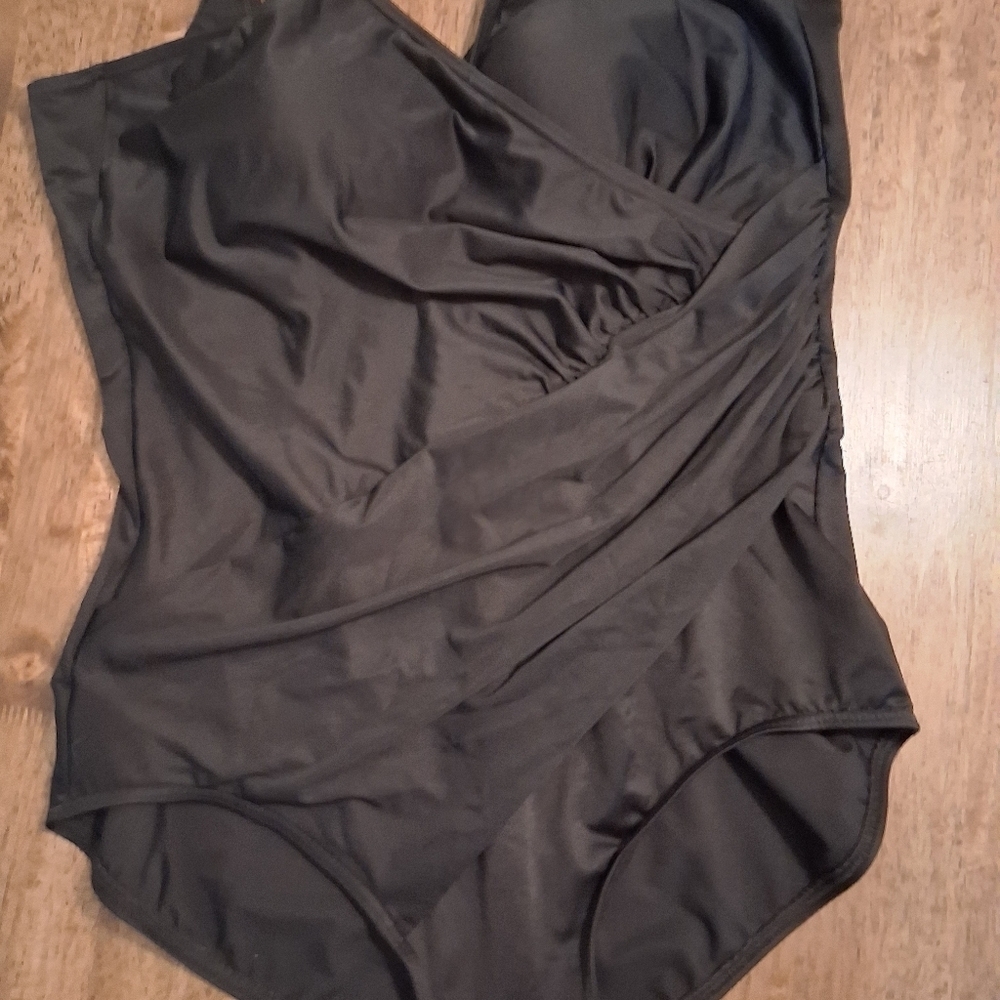 MiracleSuit Black Ruched Wrap One Piece Bathing Suit Women’s Sz 16 - Picture 4 of 7